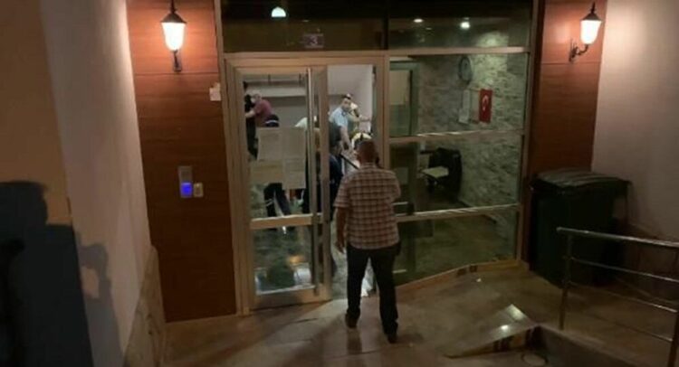 Dövülen kadını kurtarmak istedi, bıçaklanarak öldürüldü