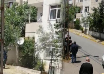 İstanbul’da korku dolu anlar! Bileklerini kesip ailesini rehin aldı
