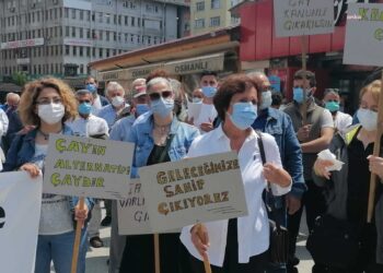 Çay eylemine provokasyon girişimi… Ardeşen’de bir kişi eylemcilere saldırdı!