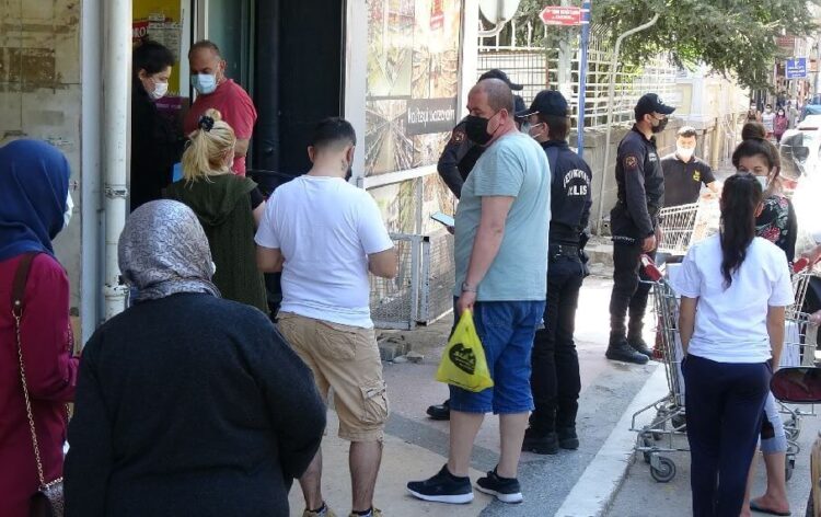 Markete çocuklarıyla gidenlere ceza