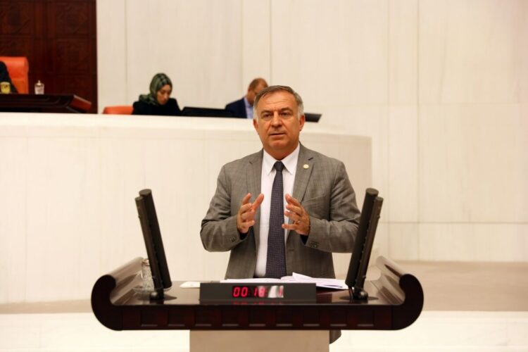 Gökan Zeybek: ”Ruhsar Pekcan’ı ticaret bakanı yapmak, ciğeri kediye teslim etmektir”