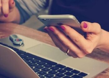 Eşinin cinsel içerikli görüşmelerini ortaya çıkardı! Yargıtay’dan tazminat kararı