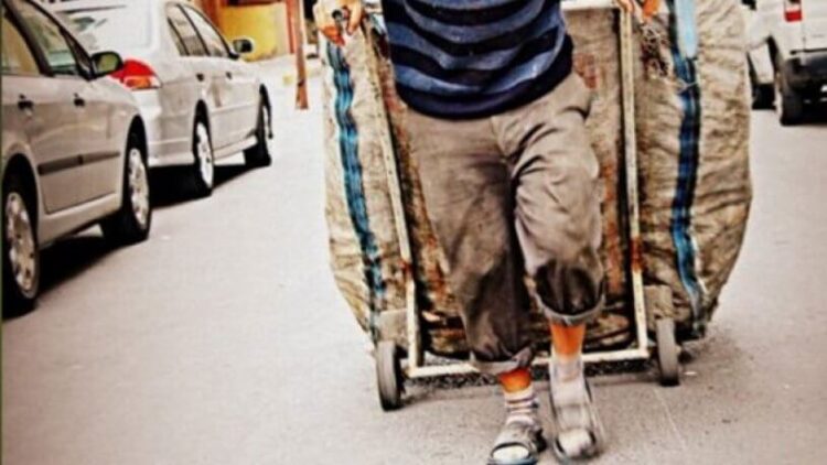 Geçimini çöplerden karton toplayarak sağlayan Ramazan Bulut: Sokağa çıkmazsam aç kalırım