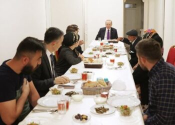 Erdoğan’a yine yasak yok: İftarda bir ailenin evine gitti