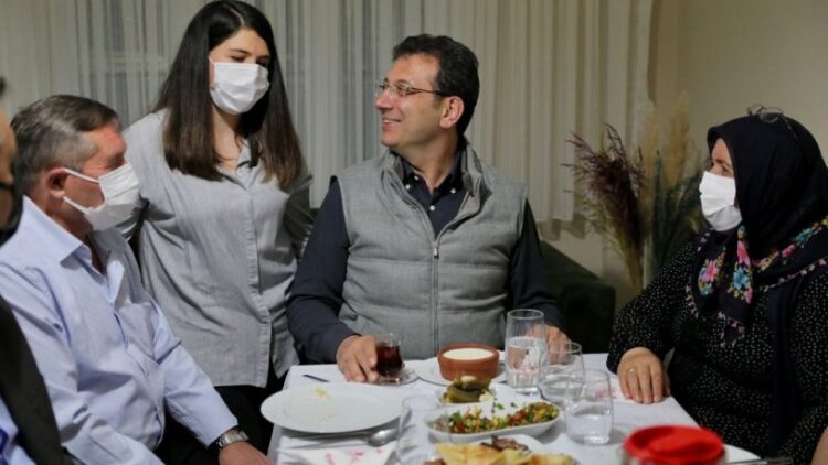 İmamoğlu, Mazbatasının elinden alındığı gün iftara gittiği evde orucunu açtı