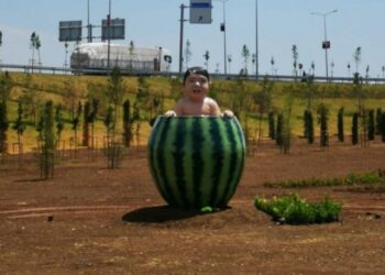 Diyarbakır’da ‘karpuz’ diye dikilen karpuzlu çocuk ve tatlıcı heykelleri kaldırıldı