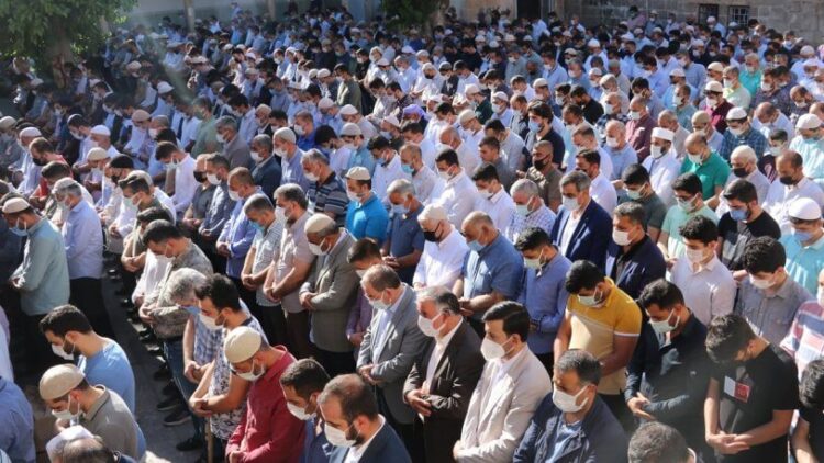 Koronavirüsten ölen tarikat liderinin cenazesinde tedbirler hiçe sayıldı