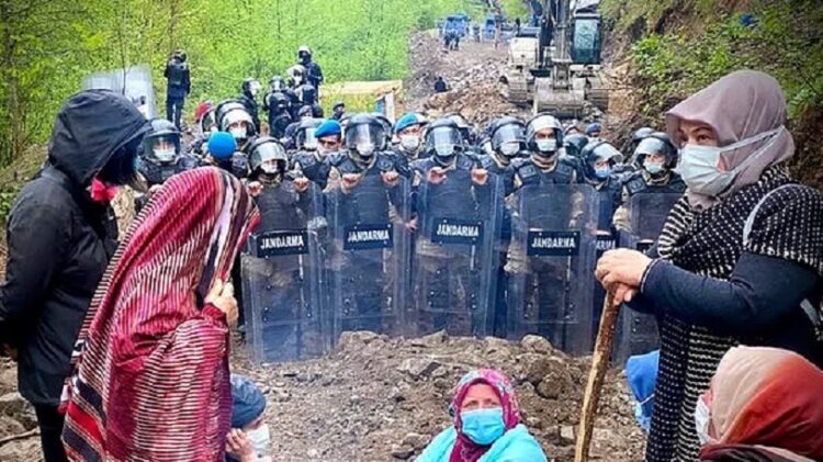 İkizdere’de taş ocağına direnen köylülere gözaltı!