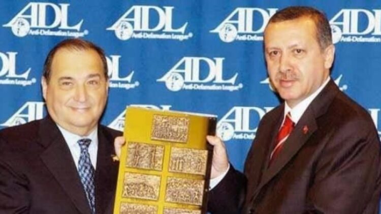 HKP’den ‘Amerika’da boynuna takılan Yahudi Cesaret Madalyası Nerede?’ pankartı