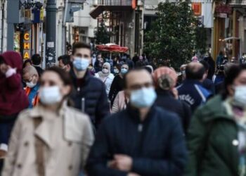 ‘Koronavirüsü geçirenlerin yarısı belirti göstermiyor’