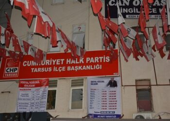 AKP Gençlik Kolları’ndan provokasyon girişimi: CHP İlçe binasına afiş astılar!