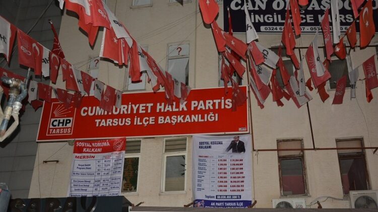 AKP Gençlik Kolları’ndan provokasyon girişimi: CHP İlçe binasına afiş astılar!