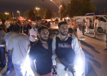 İsmail Saymaz paylaştı: Hürriyet saldırganları ile polis aynı karede