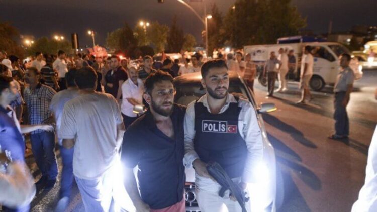 İsmail Saymaz paylaştı: Hürriyet saldırganları ile polis aynı karede