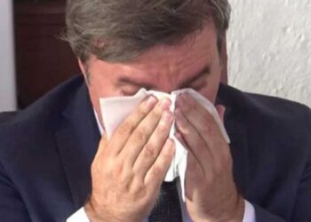 Vali herkesin içinde hüngür hüngür ağladı