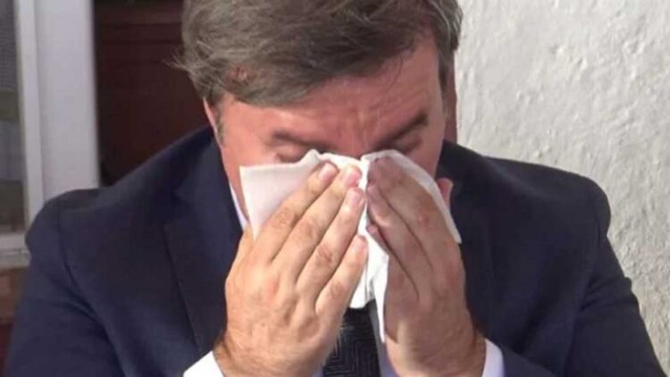 Vali herkesin içinde hüngür hüngür ağladı