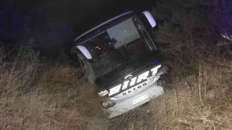 Yolcu otobüsü devrildi: 1 ölü, 10 yaralı