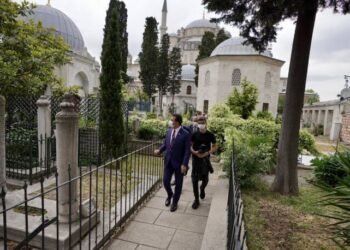 İstanbul’un fethinin 568’inci yıl dönümü: İmamoğlu’ndan Fatih Sultan Mehmet türbesine ziyaret