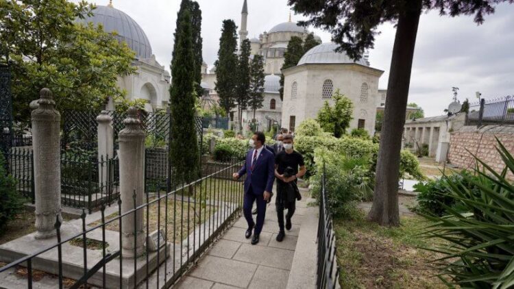 İstanbul’un fethinin 568’inci yıl dönümü: İmamoğlu’ndan Fatih Sultan Mehmet türbesine ziyaret