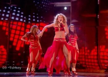 Ortalığı karıştıran iddia: ‘Hadise’nin Eurovision kıyafeti TRT-AKP kavgası çıkardı!’