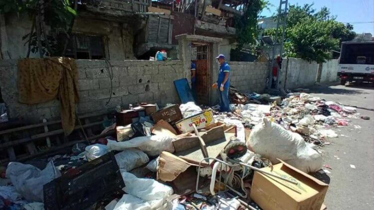 Evden 6 kamyon çöp çıktı!