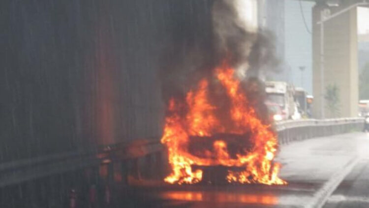 Ataşehir D-100’de otomobil alev topuna döndü