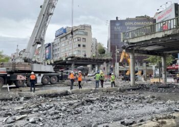 Beşiktaş Meydanı’ndaki o köprü kaldırılıyor