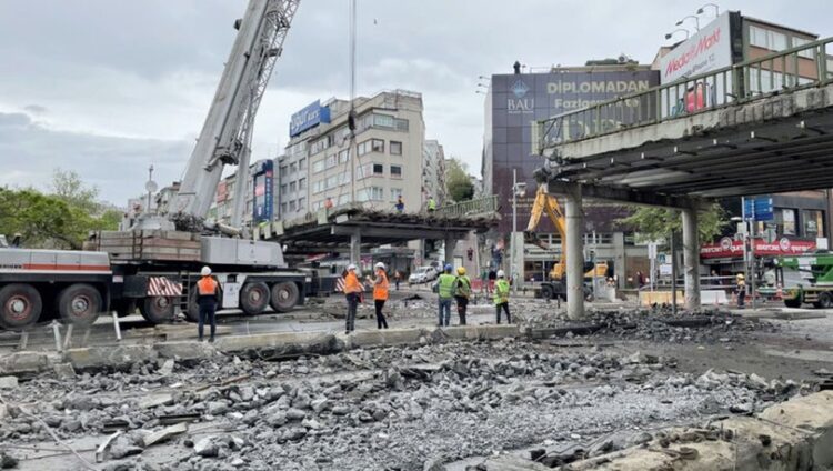Beşiktaş Meydanı’ndaki o köprü kaldırılıyor