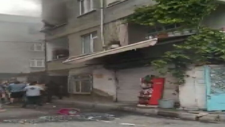 Yangın binaya sıçrayınca balkondan atladı