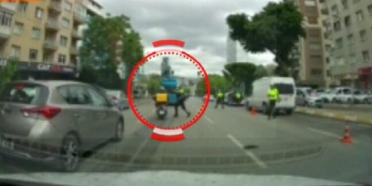 Polisten tepki çeken hareket