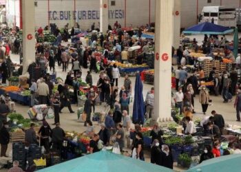 ‘Tam kapanma’da haftada 1 gün! Pazar yerlerinde ‘sosyal mesafe’ krizinden kareler