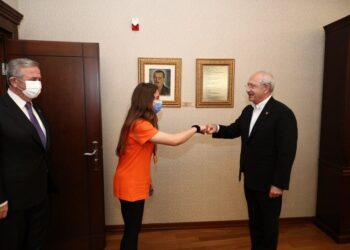 Dünya şampiyonu jimnastikçi Ayşe Begüm Onbaşı’dan Kılıçdaroğlu’na ziyaret