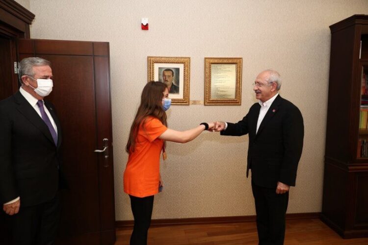 Dünya şampiyonu jimnastikçi Ayşe Begüm Onbaşı’dan Kılıçdaroğlu’na ziyaret