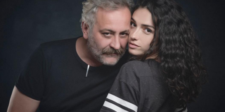 Hazar Ergüçlü bikinisini giyip Onur Ünlü’ye poz verdi