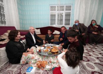 Kılıçdaroğlu, Çubuk saldırısında kendisine evlerini açan aile ile iftar yaptı