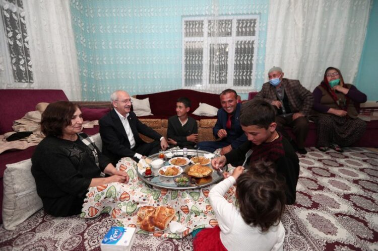Kılıçdaroğlu, Çubuk saldırısında kendisine evlerini açan aile ile iftar yaptı