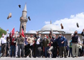 İsrail’i ayakkabılarını fırlatarak protesto ettiler