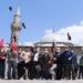 İsrail’i ayakkabılarını fırlatarak protesto ettiler