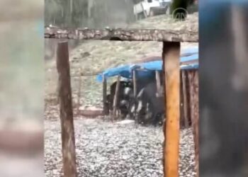 Ceviz büyüklüğünde dolu yağdı