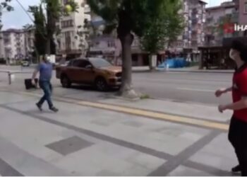 Esnaf boş meydanın keyfini top oynayarak çıkardı