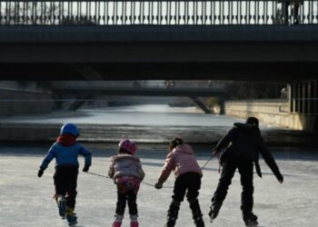 Oğlunu binlerce dolara satıp parasıyla tatile çıktı