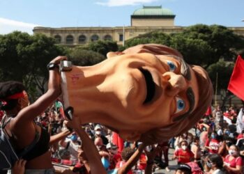 Brezilya Bolsonaro’ya karşı ayakta: ‘Hükümeti virüsten daha tehlikeli’