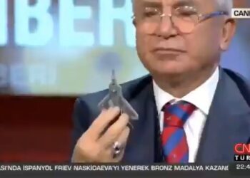 Erdoğan’ın danışmanı “2023’te hangardan çıkacak” diyerek yanında getirdiği oyuncak uçağı gösterdi