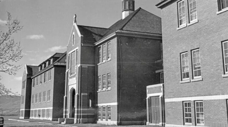 Kanada’da bir yatılı okulda 215 çocuğun ceset kalıntıları bulundu