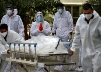 Koronadan öldüğü düşünülen onlarca kişinin cesedi Ganj Nehri’ne vurdu