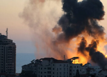 İsrail uçakları Gazze’yi vurmaya devam etti; insanların yıkılan binaların altında kaldığı açıklandı