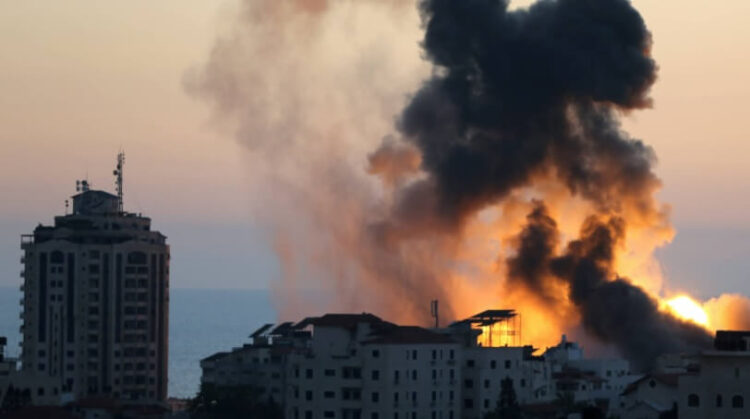 İsrail uçakları Gazze’yi vurmaya devam etti; insanların yıkılan binaların altında kaldığı açıklandı