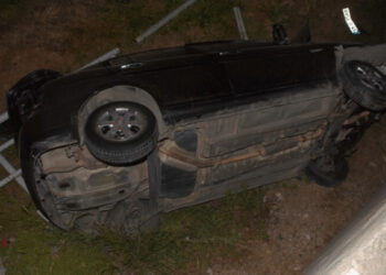 Şarampole devrilen otomobilde sıkışan arkadaşını bırakıp, kaçtı