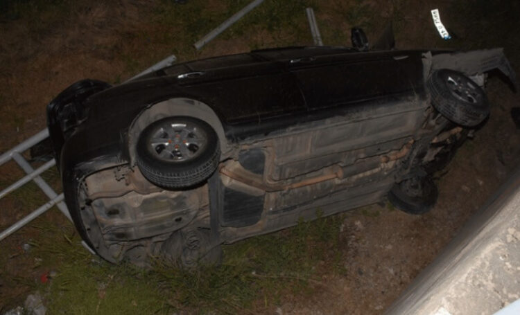 Şarampole devrilen otomobilde sıkışan arkadaşını bırakıp, kaçtı