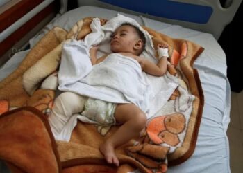 Dünya Gazze’de enkazdan kurtulan beş aylık ‘mucize bebek’ Ömer’i konuşuyor